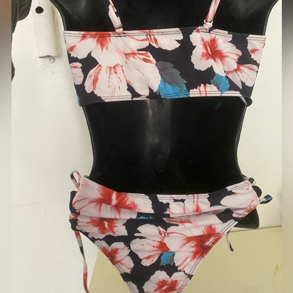 Bathing suit. Top can be worn as outerwear. - Picture 2 of 3